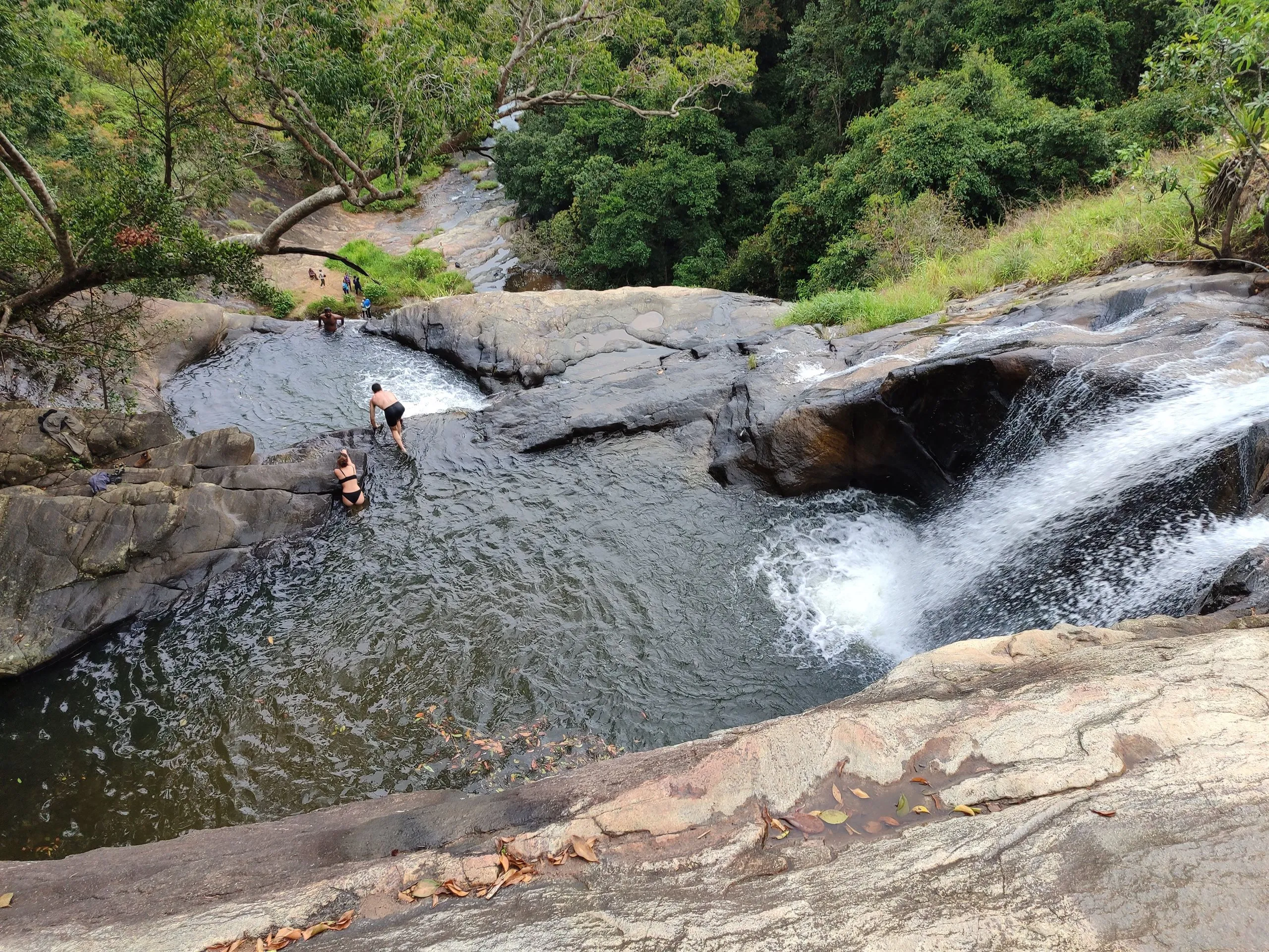 Schwimmen in der Lagune unter einem Wasserfall