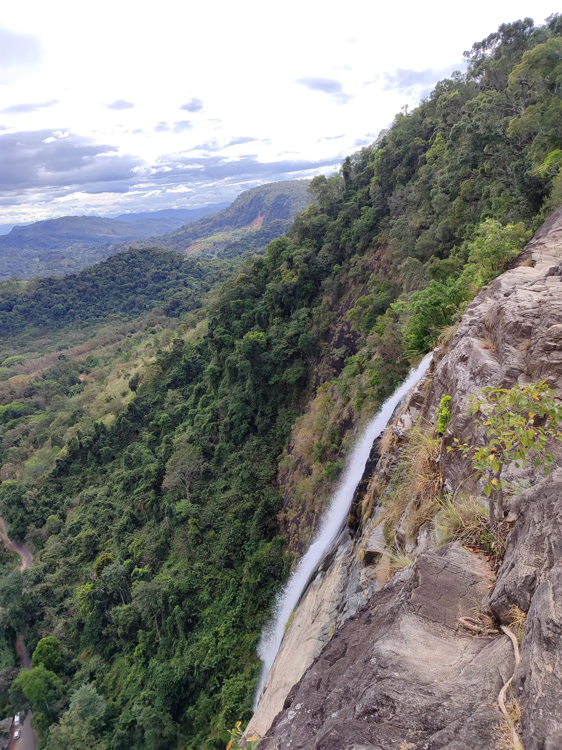 Die Kante eines Wasserfalls, wo das Wasser ins Tal abfällt