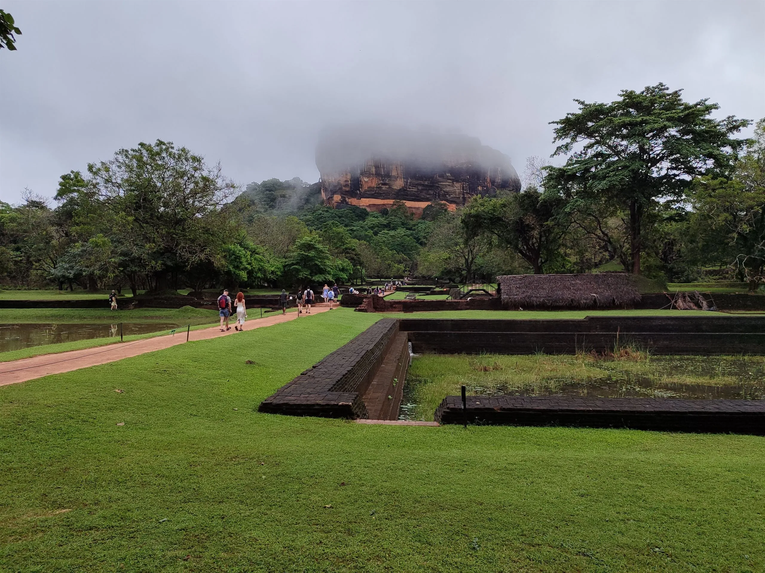 Der Felsen von Sigiriya im Nebel, gesehen über die alten Wassergärten
