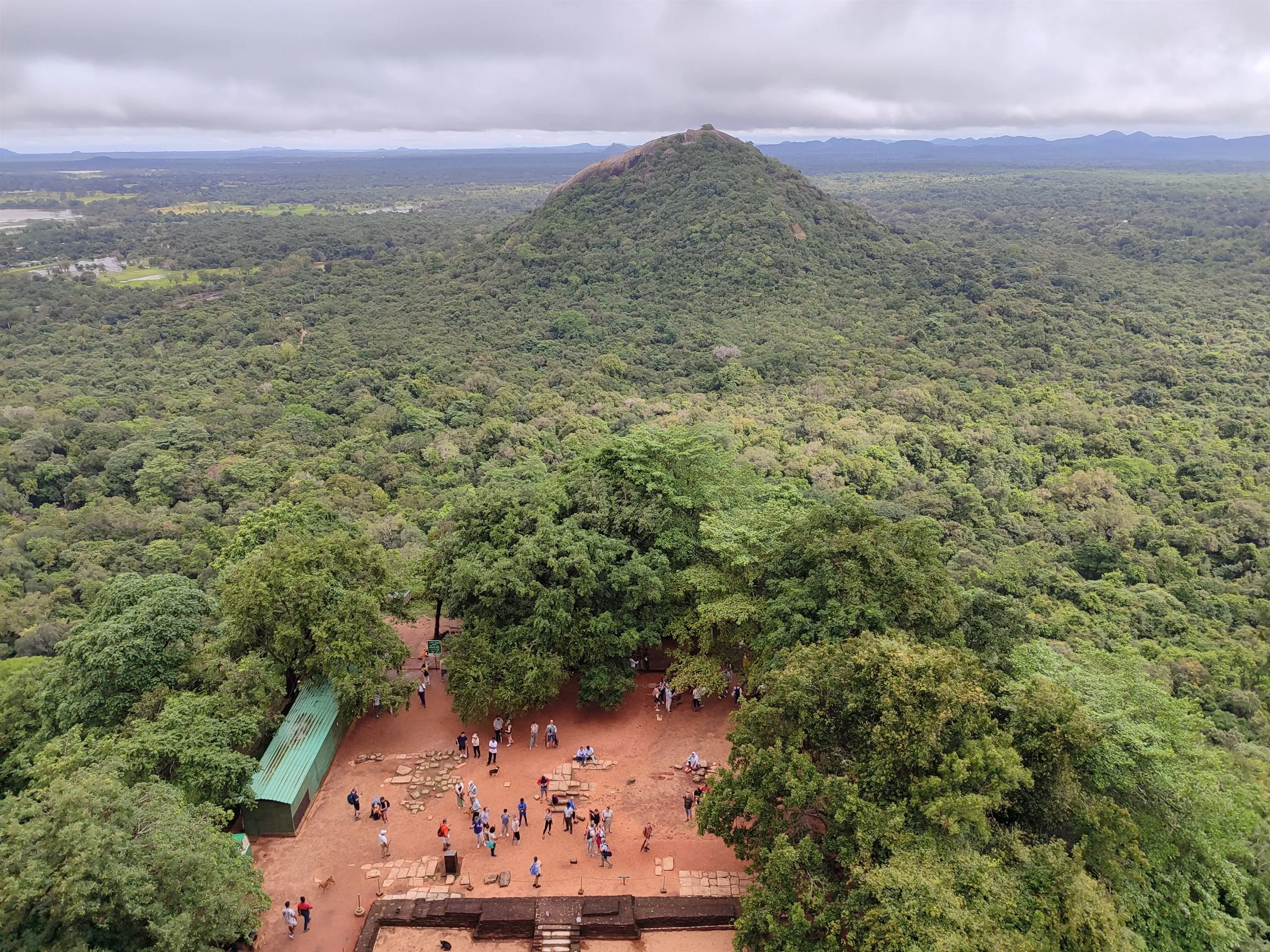Die Ebene und der Nachbarfelsen, gesehen von hoch oben auf Sigiriya
