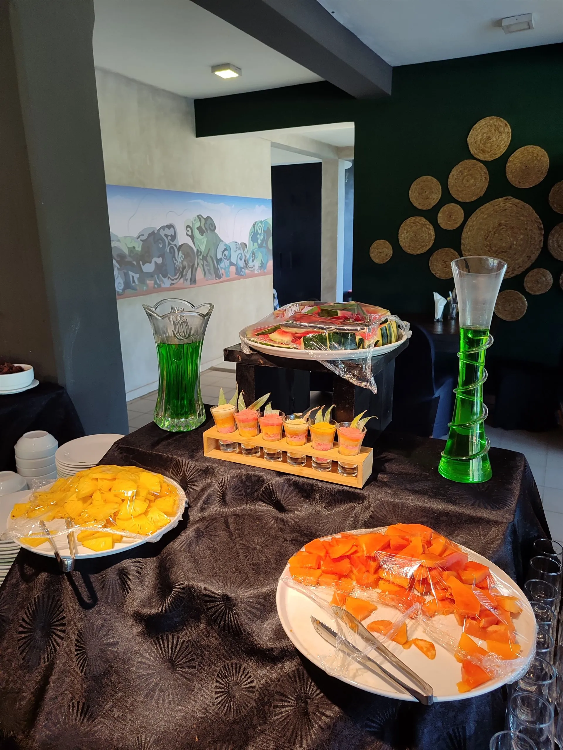 Papaya, Ananas und Banane zum Frühstück