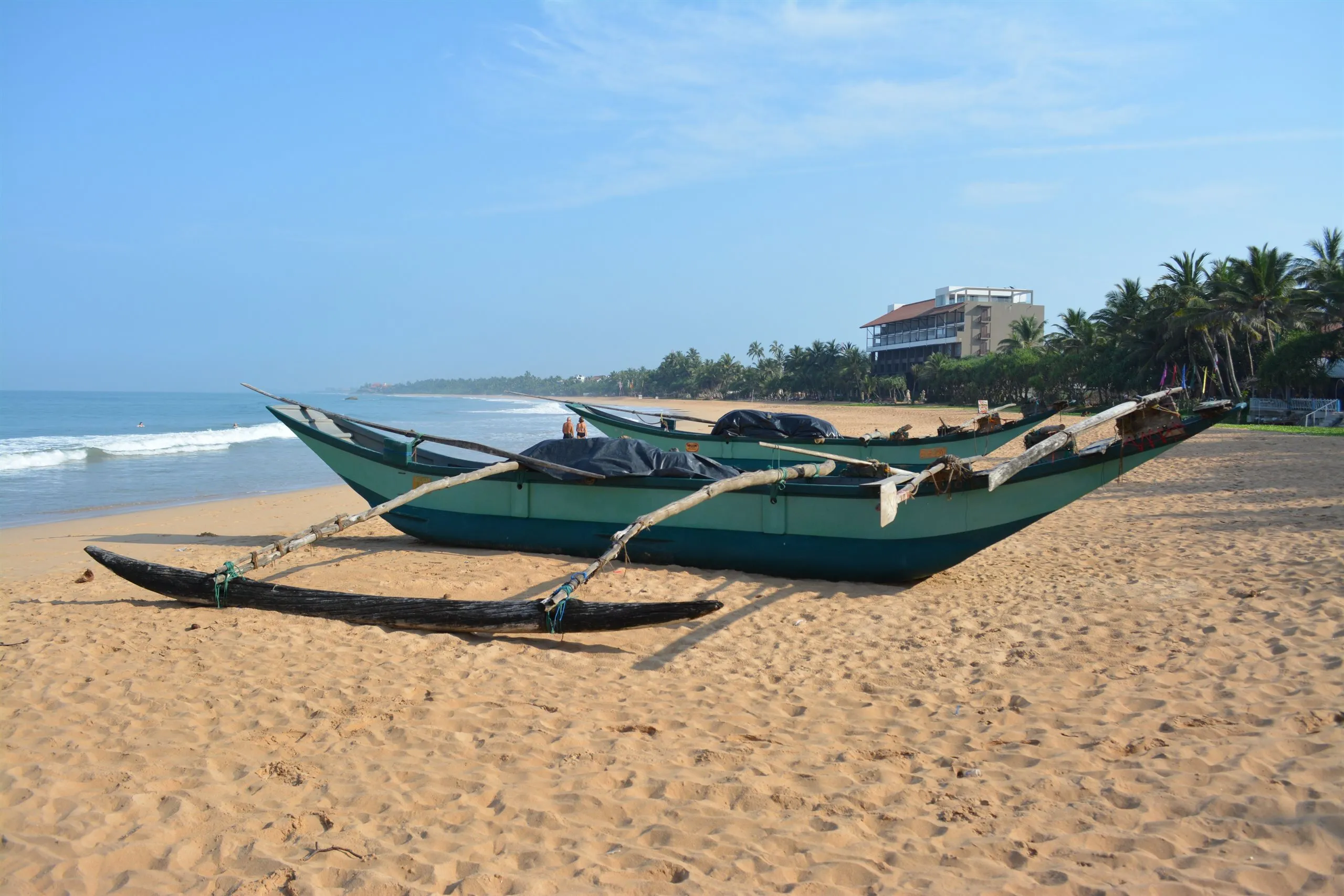 Zwei grüne Fischerboote am Strand von Bentota
