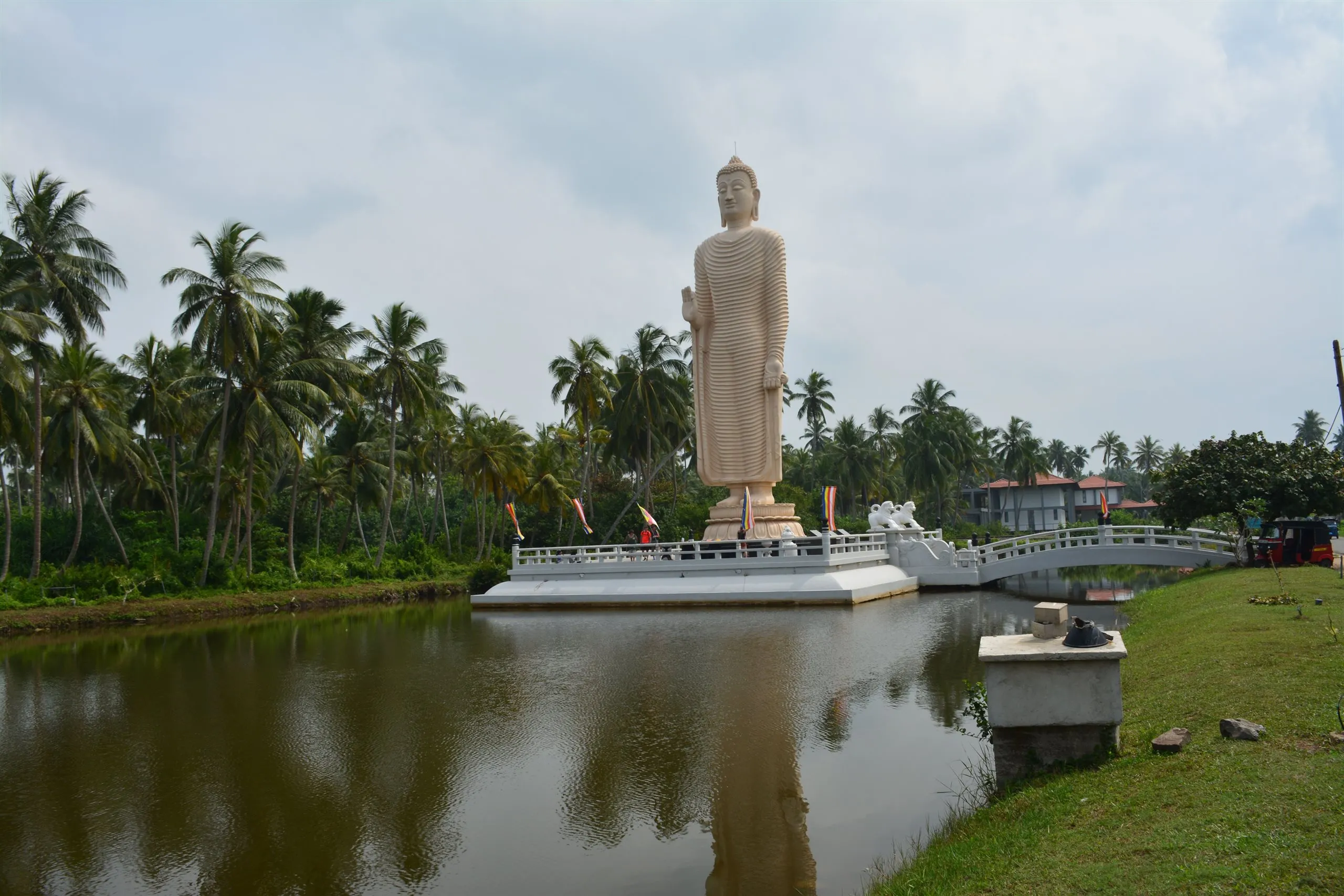 Der hohe stehende Buddha des Tsunami-Denkmals in Peraliya, neben der Lagune
