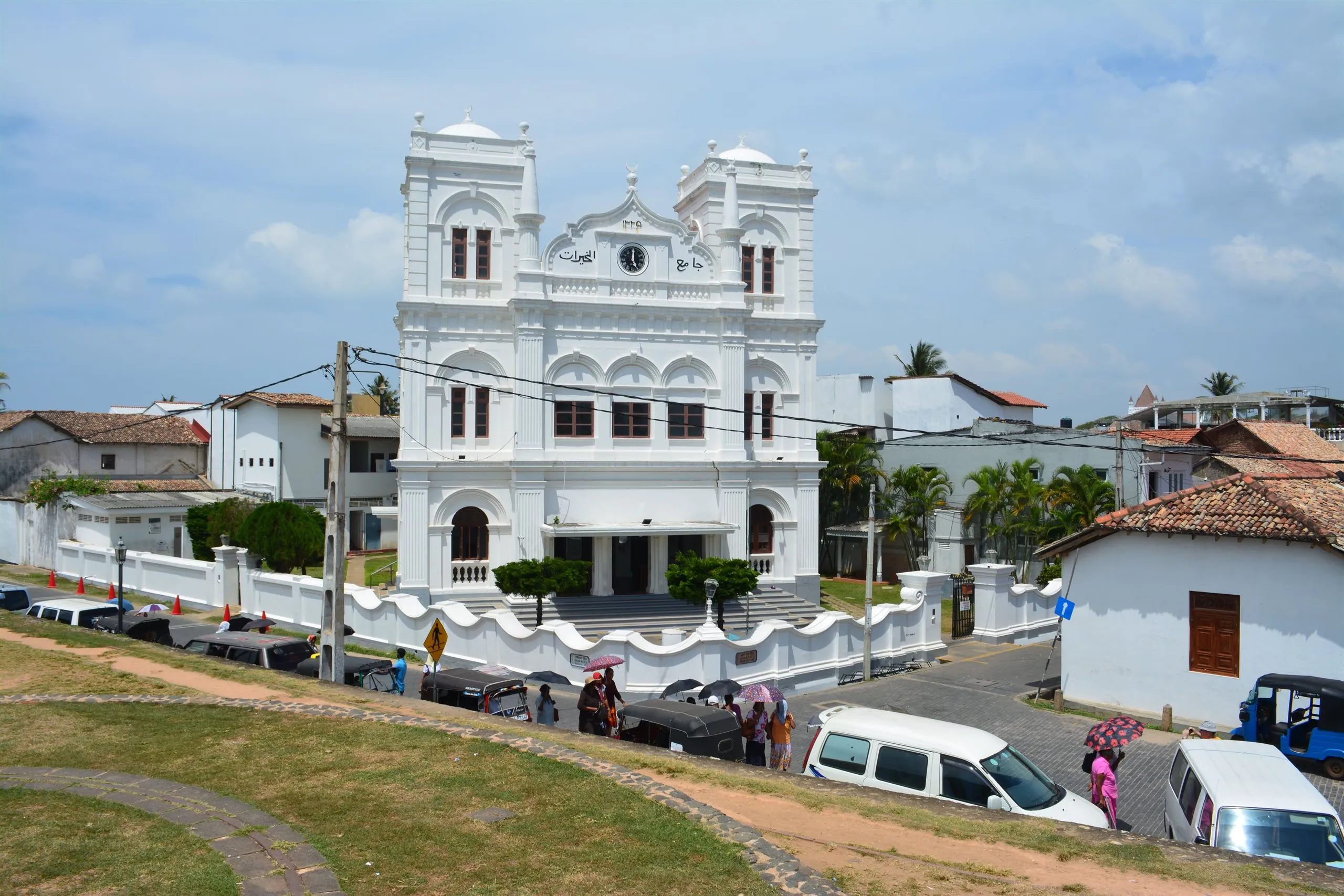 Die weiße Meeran-Jumma-Moschee innerhalb der Mauern des Forts von Galle