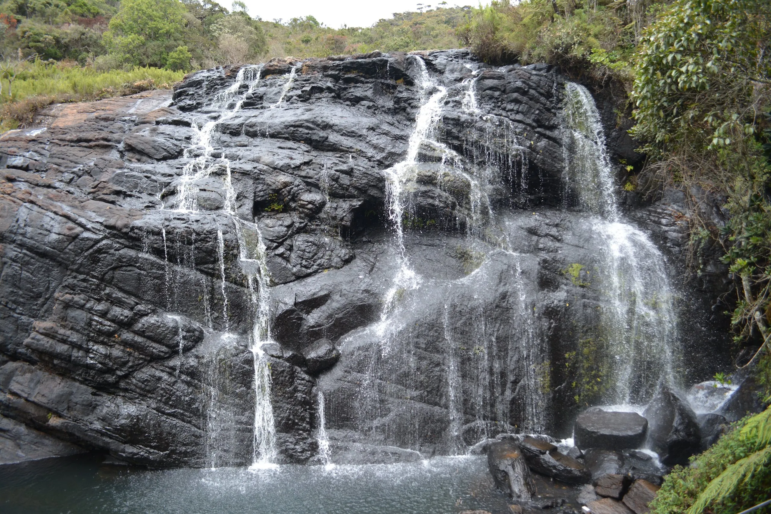 Baker's Falls, breit über schwarzen Fels auf den Horton Plains