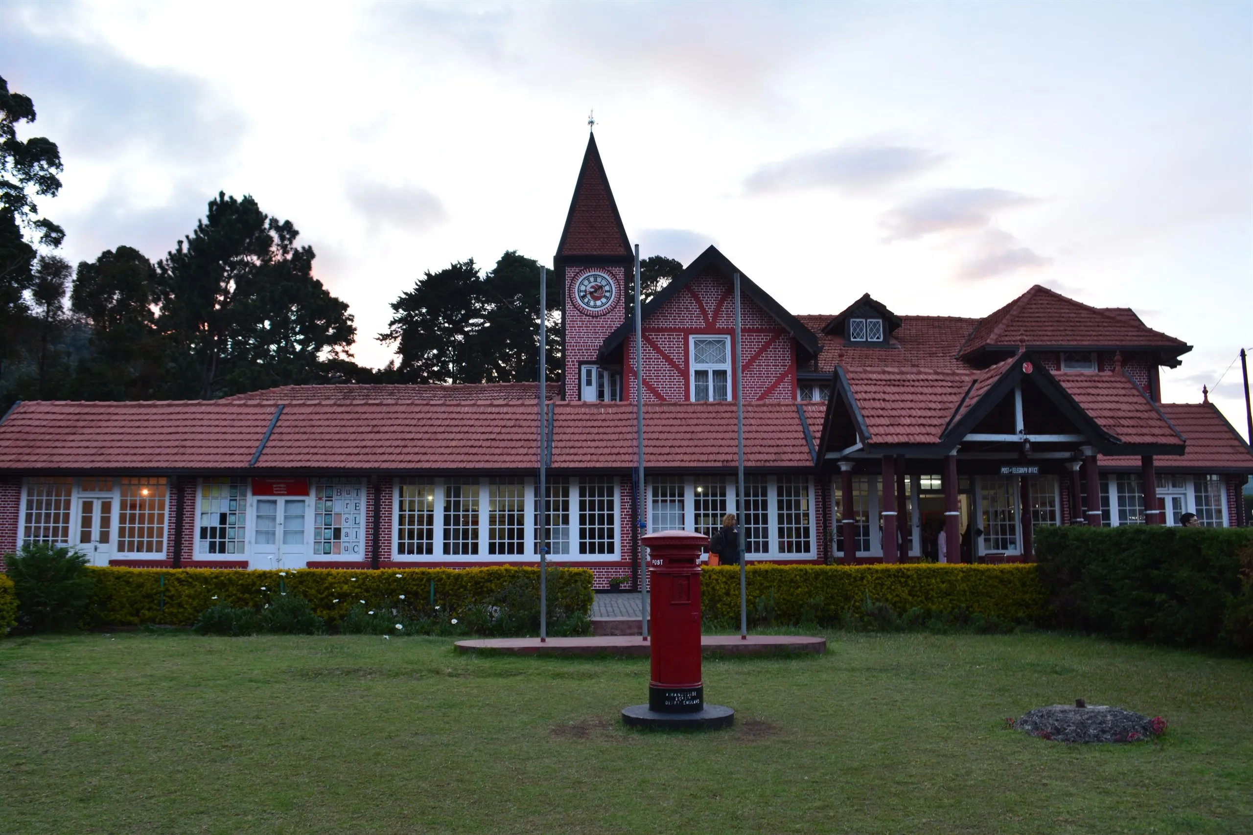 Das koloniale Postamt aus rotem Ziegel in Nuwara Eliya in der Dämmerung