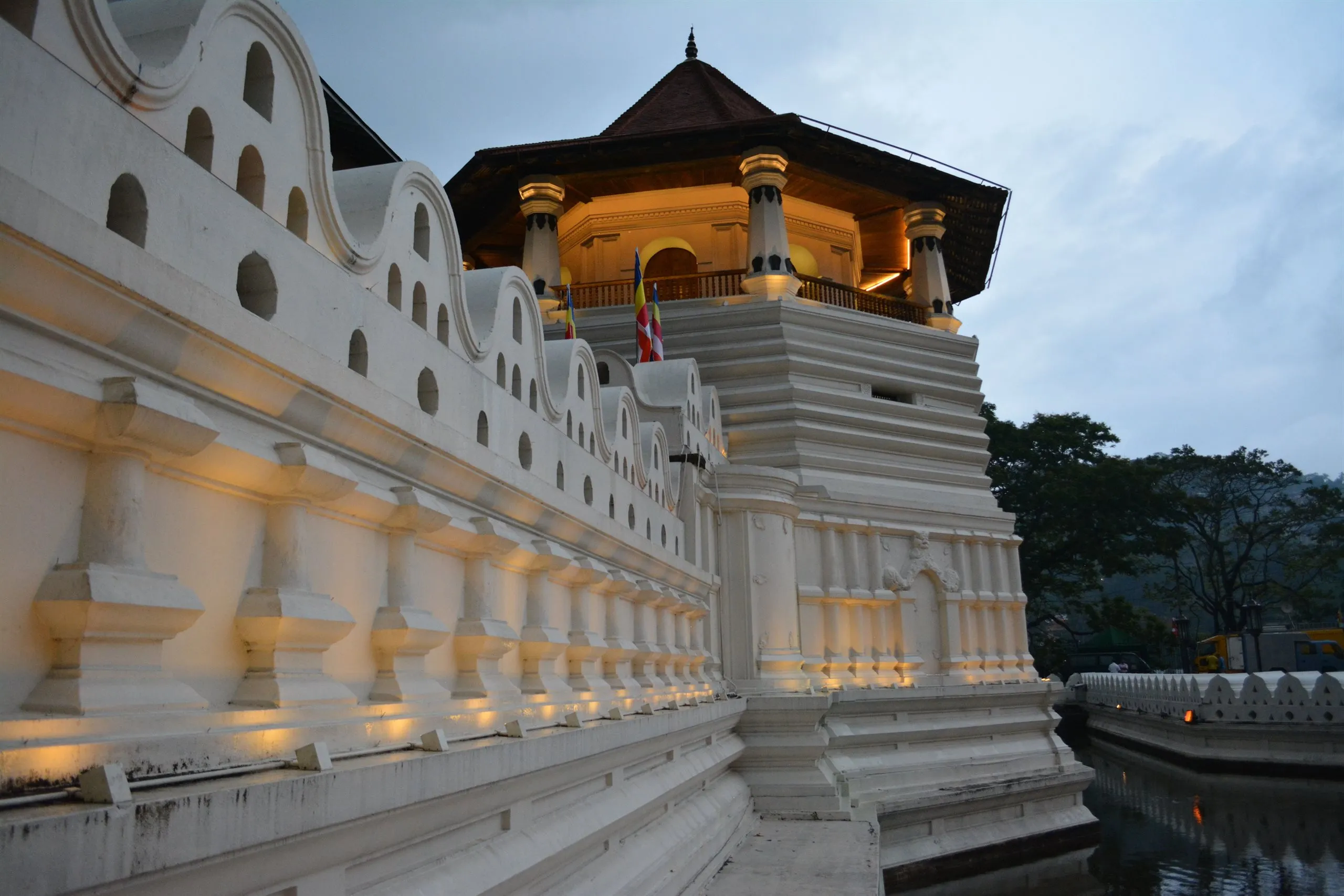 Der Zahntempel in Kandy, in der Dämmerung im See gespiegelt