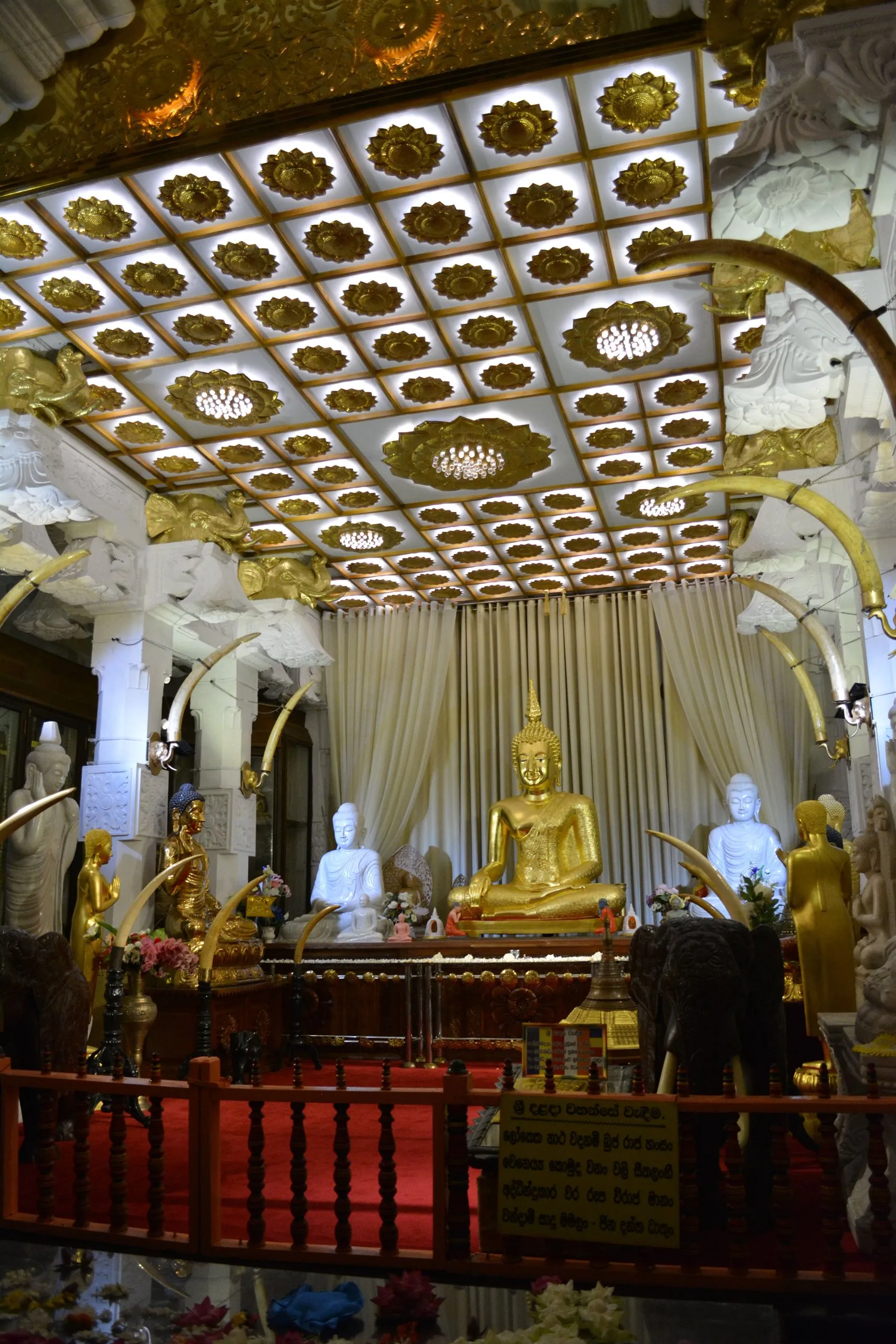 Reihen von Buddha-Statuen in einer reich verzierten Schreinhalle