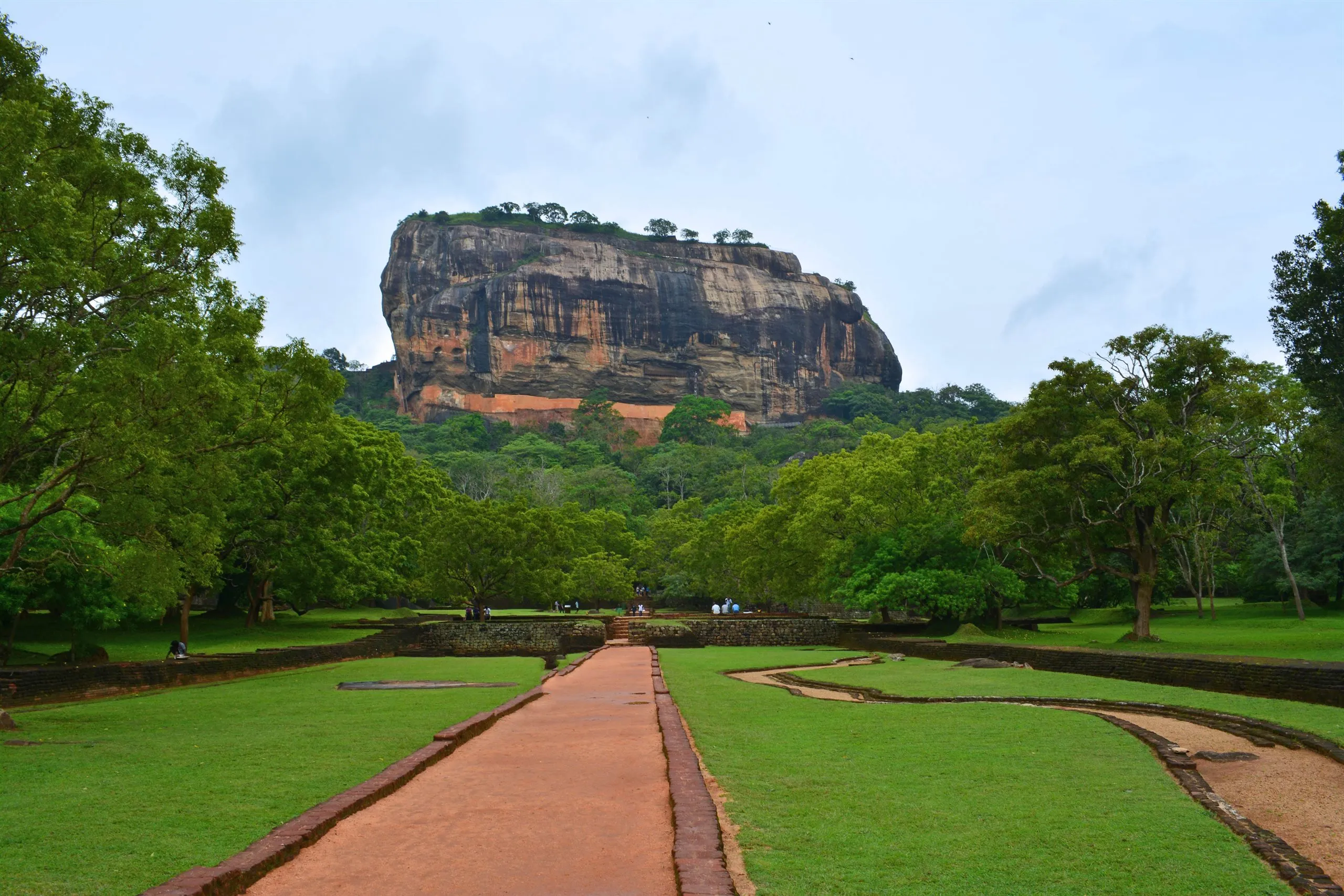 Lví skála Sigiriya se za jasného dne zvedá nad džunglí
