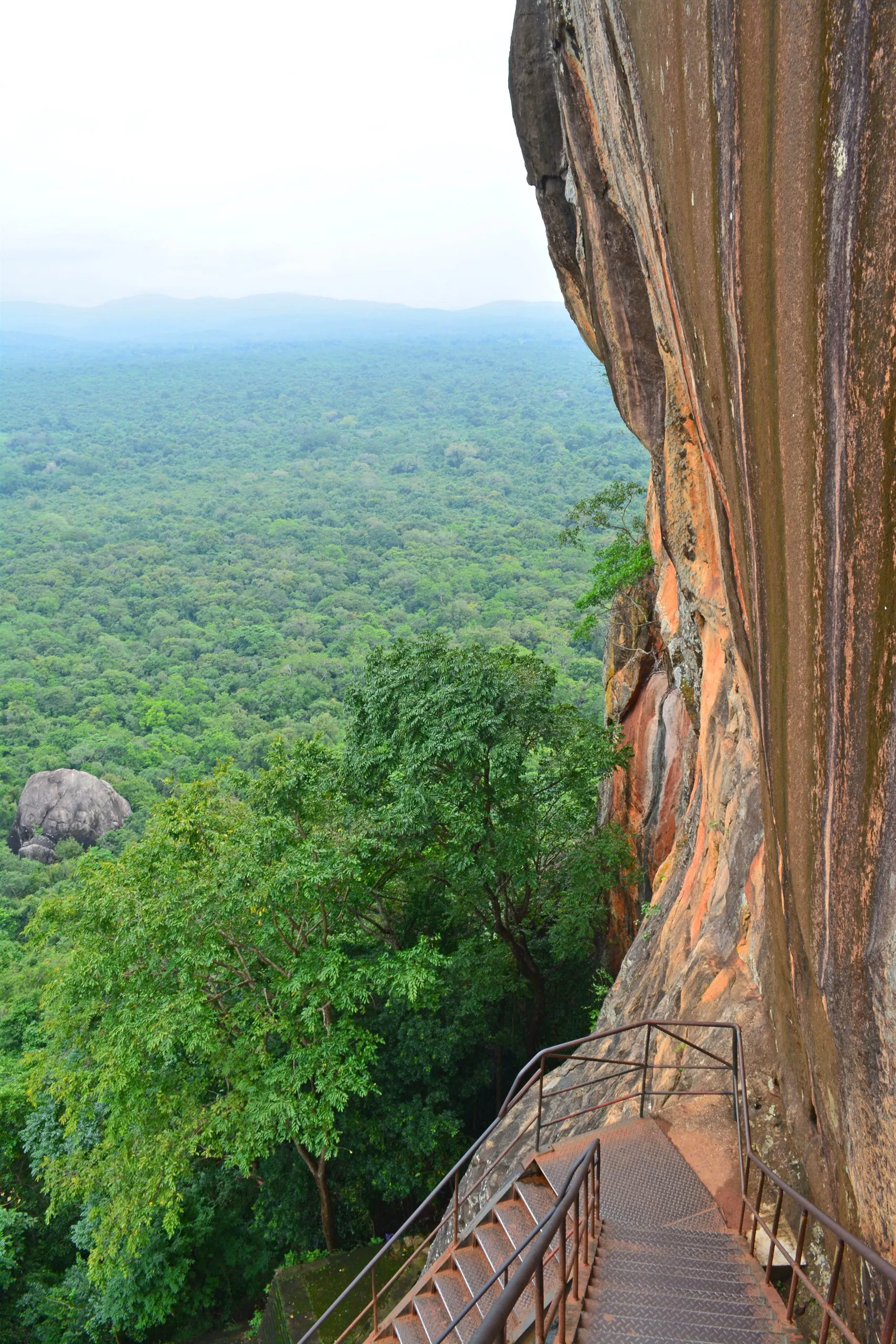 Die Metalltreppe an der Felswand beim Aufstieg auf Sigiriya