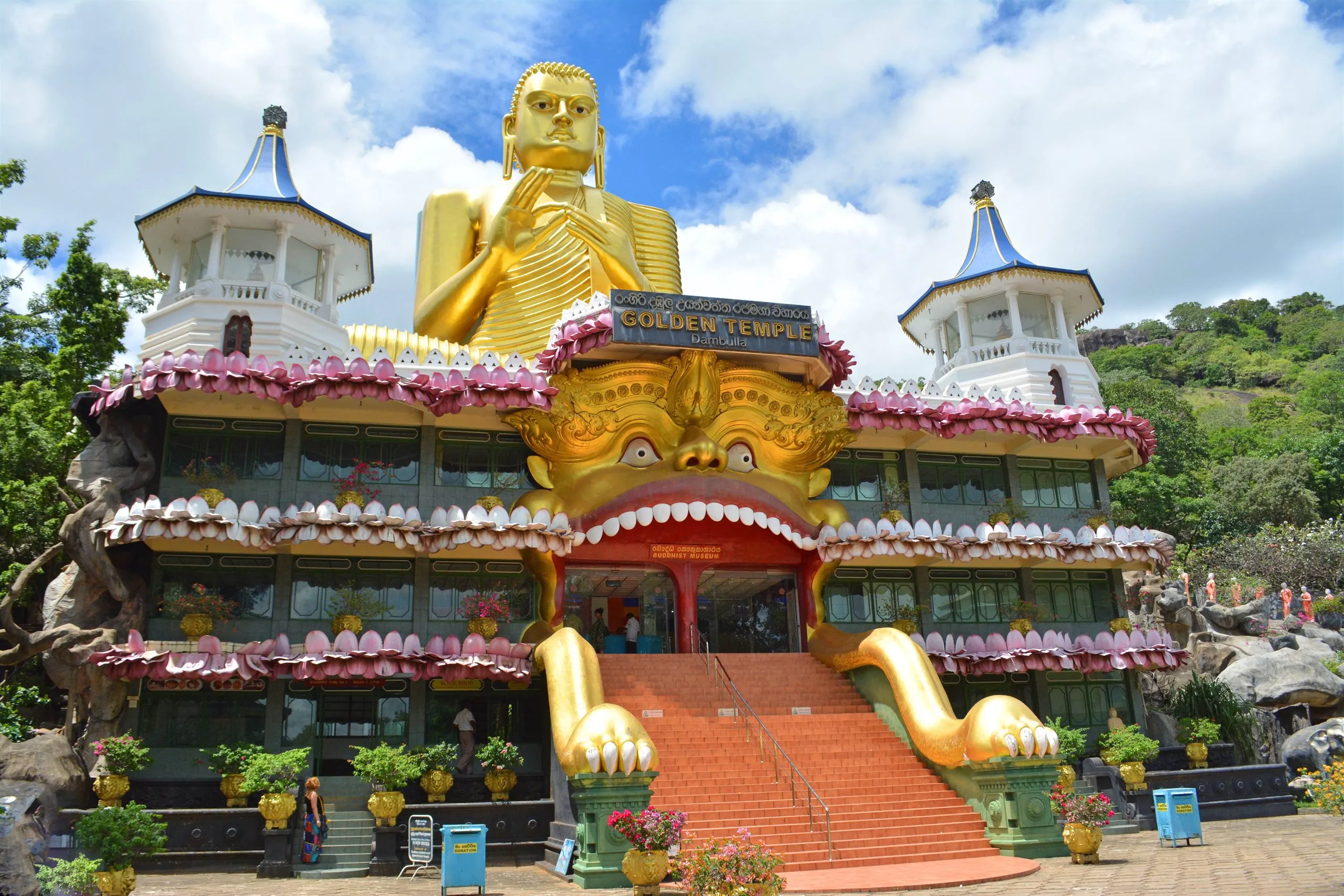 Die goldene Fassade des Höhlentempels von Dambulla