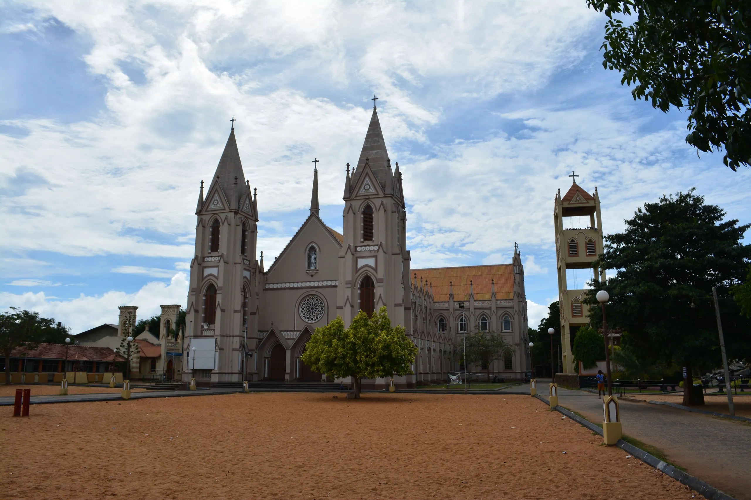 Die zwei Türme der St.-Sebastian-Kirche in Negombo