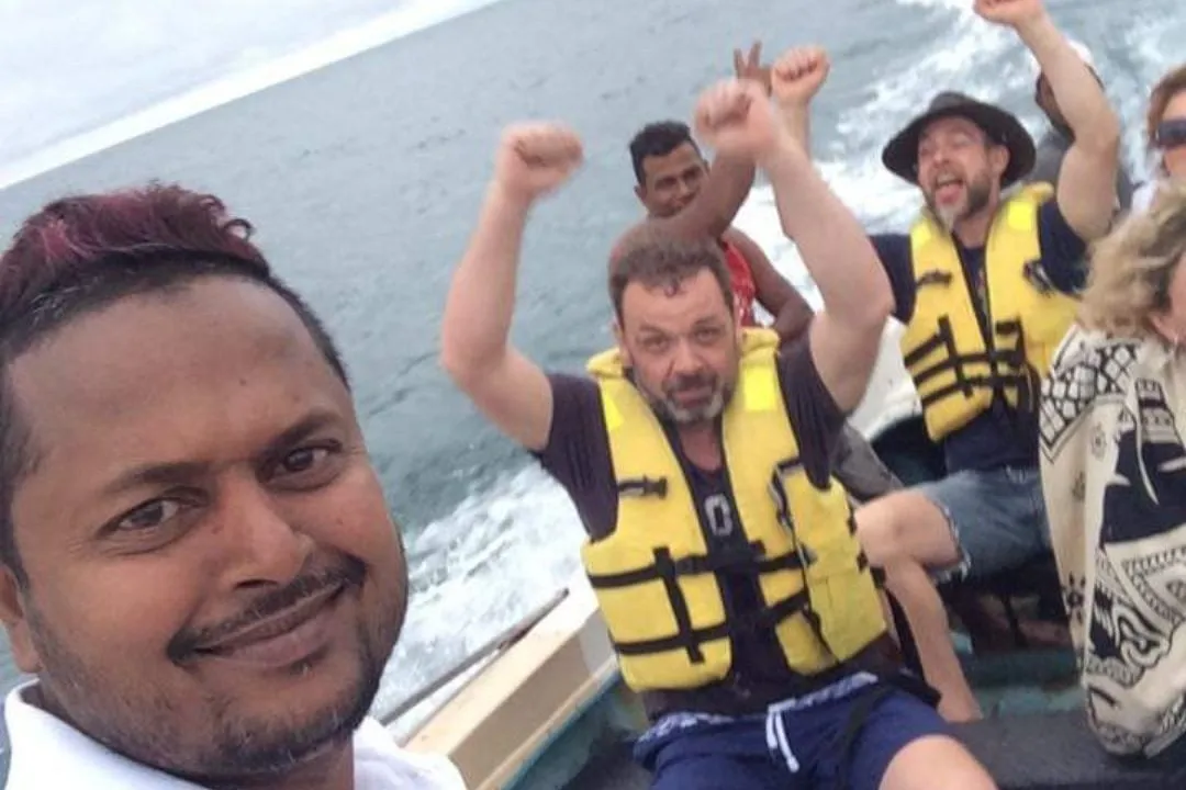 Gäste auf dem Boot zur Walbeobachtung ab Mirissa